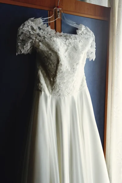 Weißes Luxus-Hochzeitskleid — Stockfoto