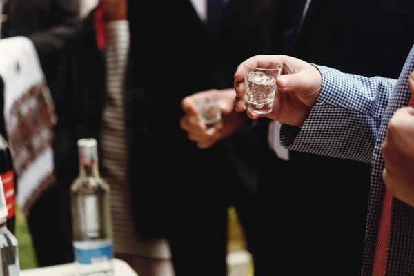 Hände von Menschen mit Gläsern Alkohol — Stockfoto