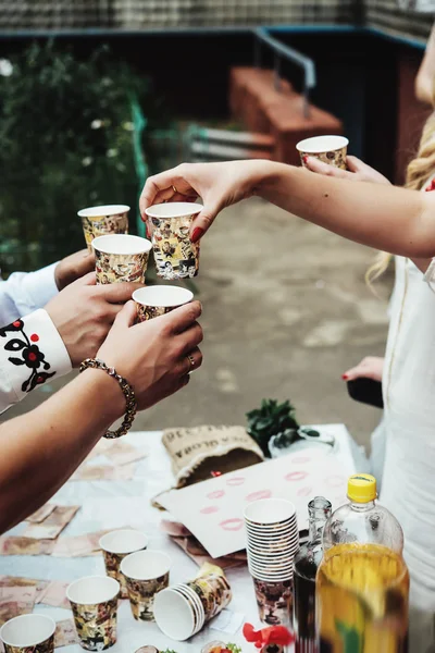 Руки людей з чашками алкоголю — стокове фото
