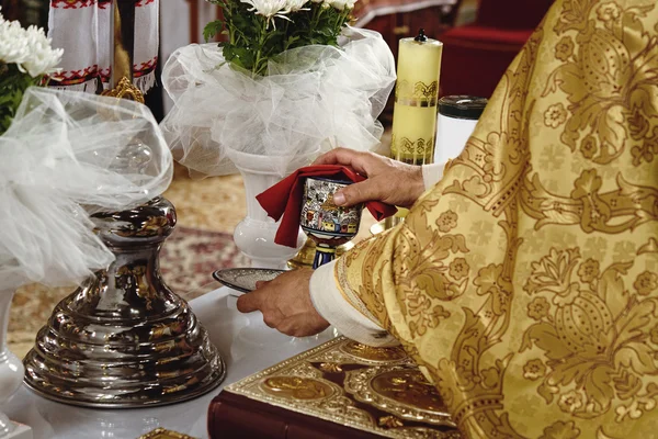 컵과 성경과 교회에 성직자 — 스톡 사진