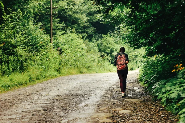 Donna alla moda viaggiatore hipster — Foto Stock