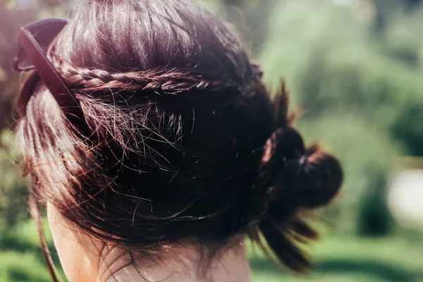 Красивая прическа женщина косы — стоковое фото