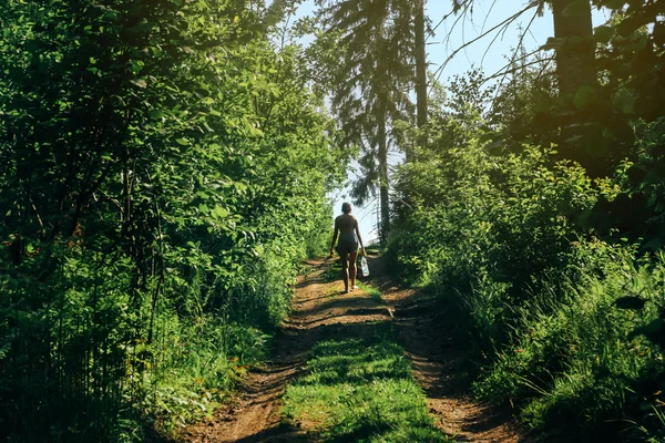 yürüyüş ve su şişe tutan kız