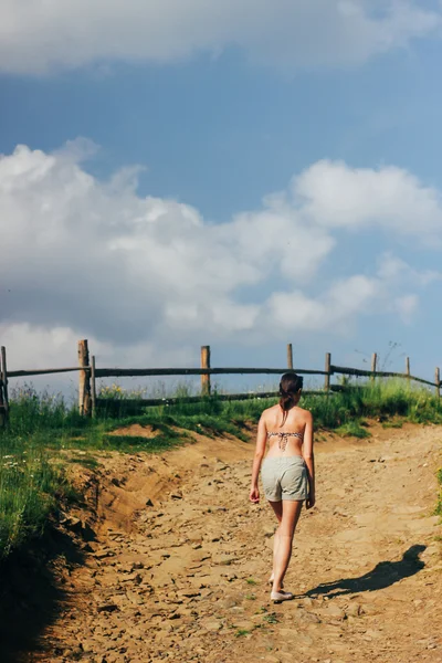 Šťastná žena kráčí — Stock fotografie