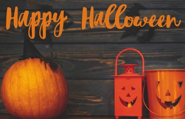 Örümcek ve cadı şapkalı balkabağı, fener şekeri kovası ve arka planda yarasalar hakkındaki Cadılar Bayramı mesajınız kutlu olsun. El yazısı, mevsimlik tebrik kartı.