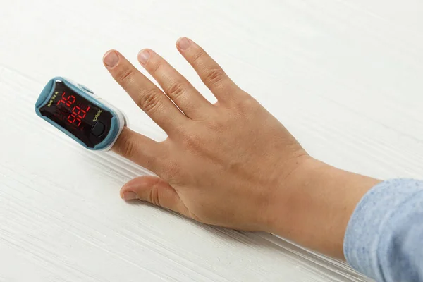 Pulzus Oximéter Felnőtt Kézen Fehér Alapon Vér Oxigénszintjét Mérve Hordozható — Stock Fotó