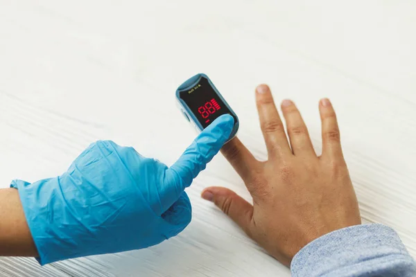 Orvos Mérése Vér Oxigén Szint Hordozható Pulzus Oximeter Női Kéz — Stock Fotó