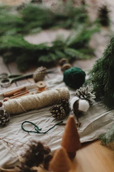 Making Rustic Christmas Wreath Wooden Table Christmas Tree Green Branches — Stock Photo, Image