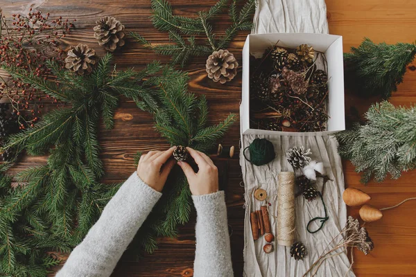 Handen Houden Dennenappel Groene Sparren Takken Rustieke Houten Tafel Met — Stockfoto