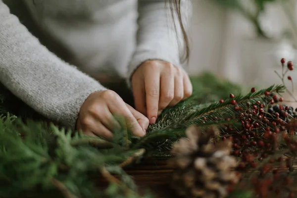 Primo Piano Mani Femminili Che Tengono Rami Abete Verdi Fanno — Foto Stock