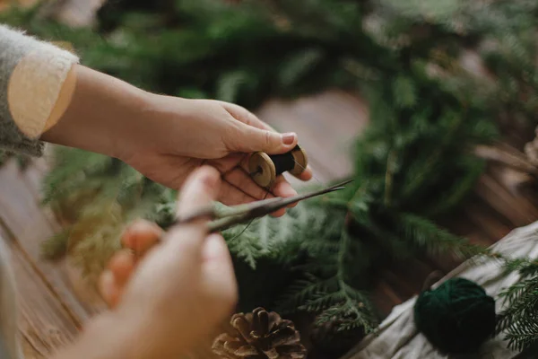 Fazendo Grinalda Natal Rústica Oficina Inverno Sazonal Mãos Florista Segurando — Fotografia de Stock