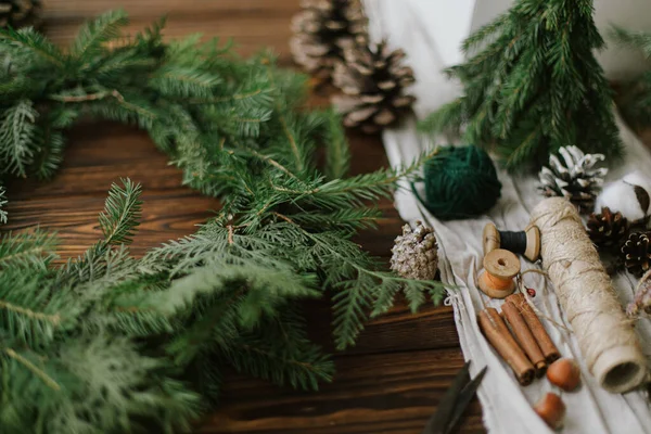 Ghirlanda Natale Con Rami Verdi Pigne Decorazioni Festive Naturali Forbici — Foto Stock