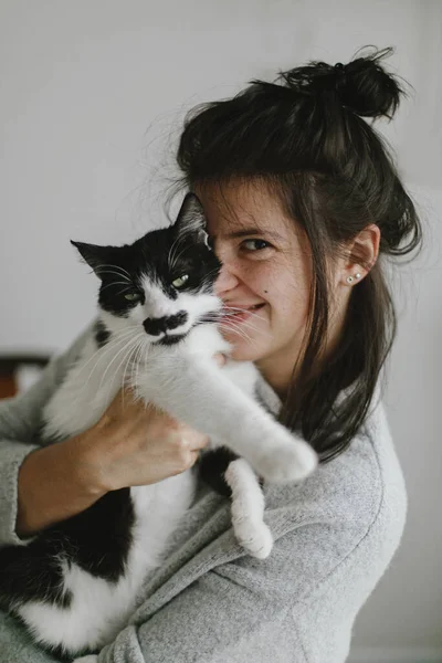 Casual Mulher Feliz Abraçando Gato Bonito Elegante Quarto Moderno Doce — Fotografia de Stock