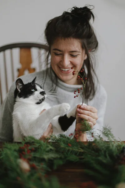 Nette Katze Hilft Junge Glückliche Frau Machen Rustikalen Weihnachtskranz Hält — Stockfoto