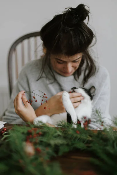 Lindo Gato Ayudando Joven Feliz Mujer Haciendo Rústica Corona Navidad — Foto de Stock