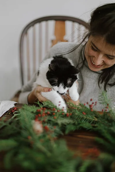 Hacer Corona Navidad Con Gato Lindo Casa Advenimiento Vacaciones Mujer — Foto de Stock