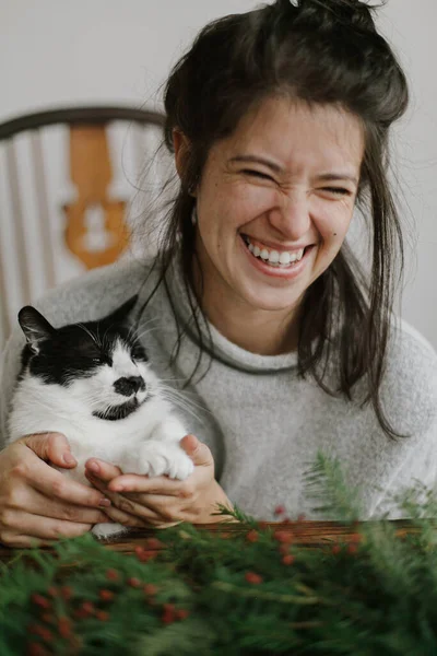 Lindo Gato Ayudando Joven Feliz Mujer Haciendo Rústica Corona Navidad —  Fotos de Stock