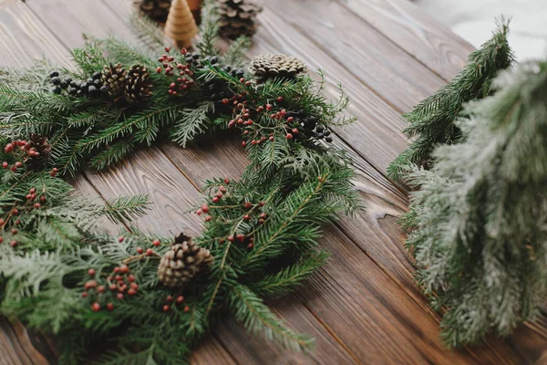 Kırmızı Böğürtlenli Modern Noel Çelengi Yeşil Dallar Çam Kozalakları Kırsal — Stok fotoğraf