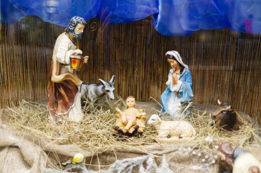 Doğum sahnesi, samandaki kutsal aile figürleri. Kurtarıcı İsa Mesih 'in doğuşu, Noel ruhu. Noel şenlikli sokak dekoru. Mutlu Noeller.!