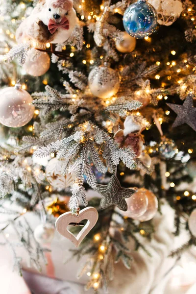 Elegante Árbol Navidad Con Bolas Plata Luces Doradas Habitación Festiva —  Fotos de Stock