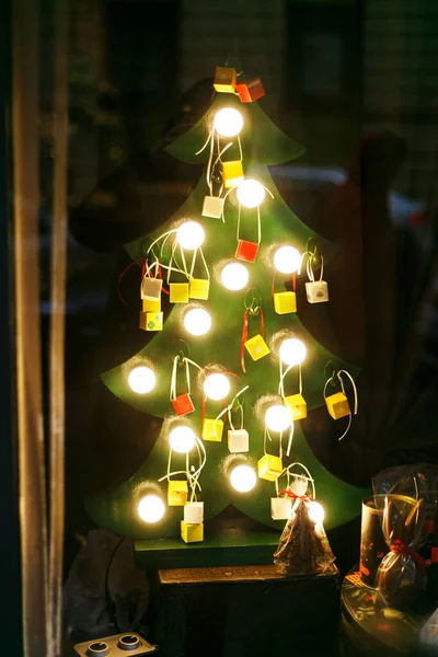 Modernos Árboles Navidad Madera Con Adornos Escaparate Con Luces Por — Foto de Stock