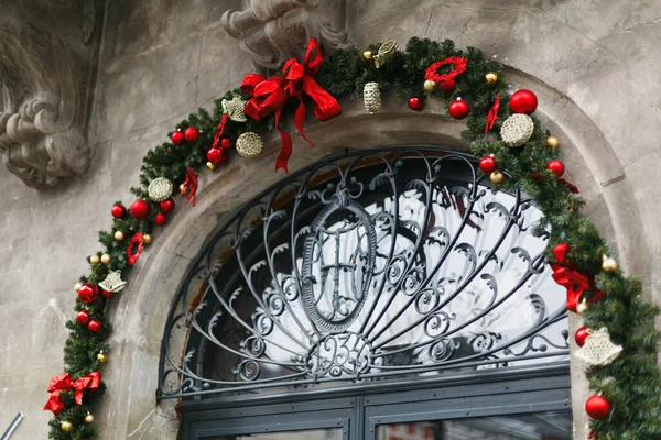 赤と金の泡を持つスタイリッシュなクリスマスの枝 店先や建物のファサードにモダンな装飾 クリスマスのお祝いの通りの装飾 休日の冬のフェア メリークリスマス — ストック写真