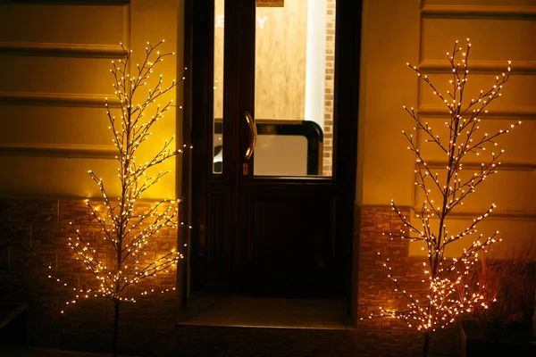Κομψό Φωτισμένο Δέντρο Ζεστά Χρυσά Φώτα Εορταστική Διακόσμηση Του Δρόμου — Φωτογραφία Αρχείου