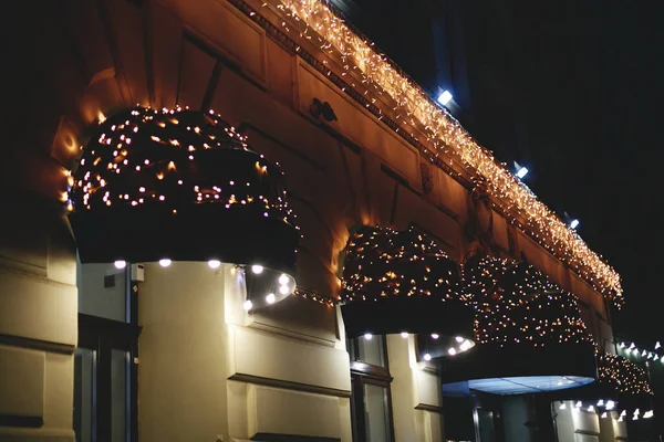 Stijlvolle Verlichte Gevel Met Warm Licht Feestelijk Decor Van Straat — Stockfoto