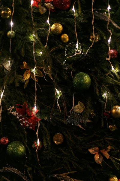 Albero Natale Elegante Rami Decorati Con Bagattelle Luci Calde Arredamento — Foto Stock