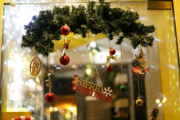 Stilvoll Dekorierte Tür Mit Frohe Weihnachten Zeichen Weihnachtszweige Lichter Schmuck — Stockfoto