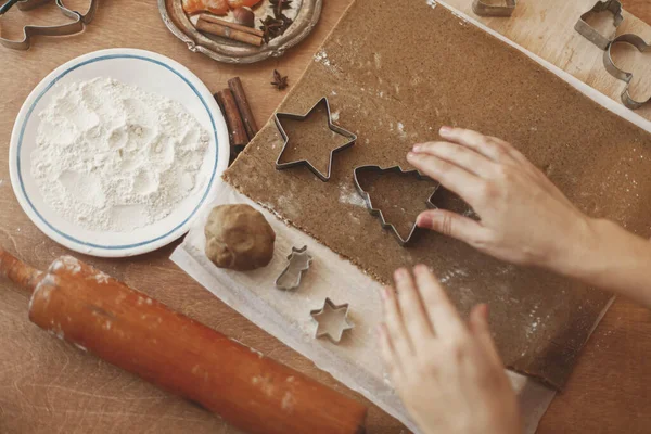 Noel Kurabiyesi Tatil Macerası Hazırlayan Kişi Şenlikli Yıldızlı Zencefilli Ekmek — Stok fotoğraf