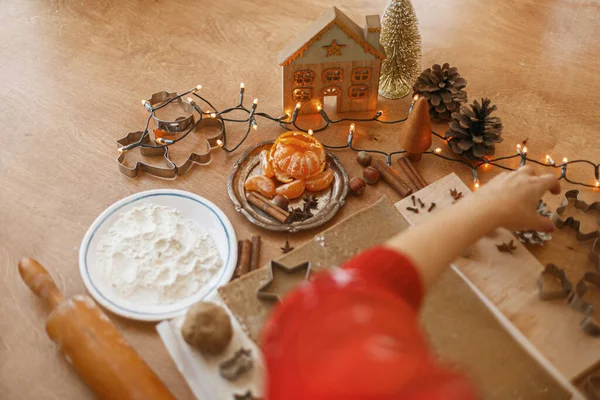 Festliche Weihnachtsdekoration Auf Rustikalem Tisch Mit Rohem Lebkuchenteig Mit Metallausstechern — Stockfoto