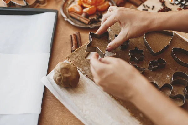 Hände Schneiden Lebkuchenteig Mit Sternmetallausstecher Auf Rustikalem Tisch Mit Gewürzen — Stockfoto