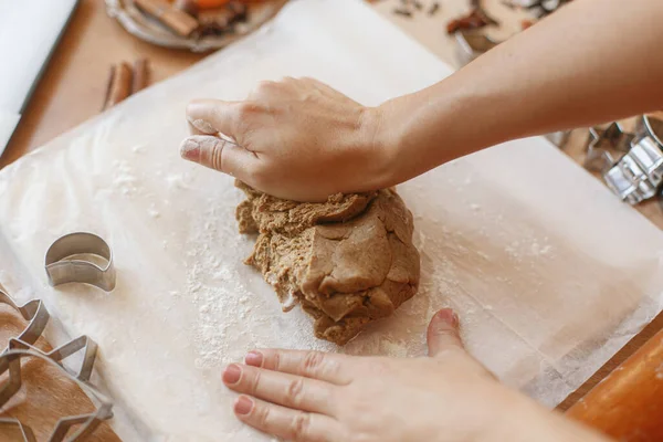 Metal Kesicilerin Arka Planında Çiğ Zencefilli Ekmek Hamuru Yoğuran Eller — Stok fotoğraf