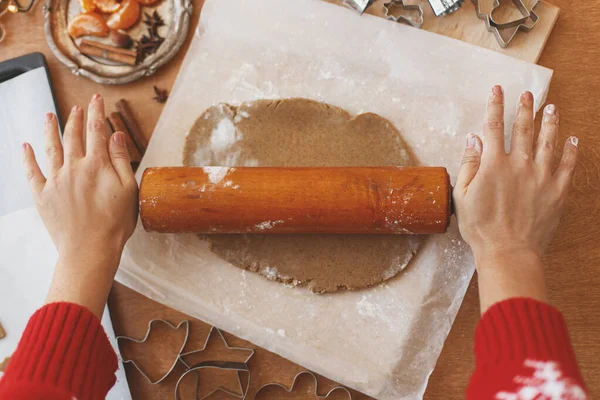 Hände Rollen Rohen Lebkuchenteig Mit Hölzernem Nudelholz Auf Dem Hintergrund — Stockfoto