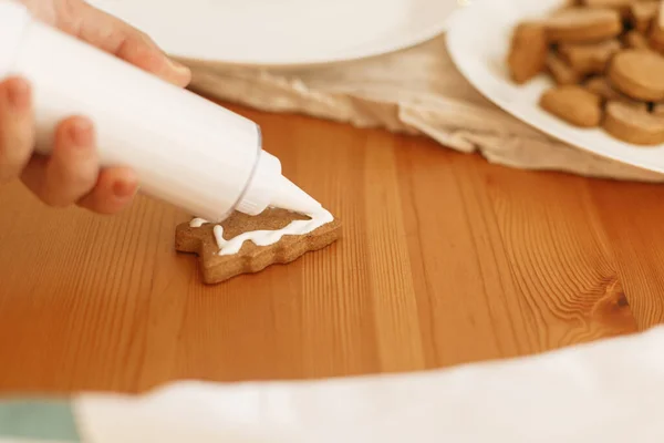 Tangan Yang Menghias Kue Natal Panggang Dengan Gula Beku Waktunya — Stok Foto