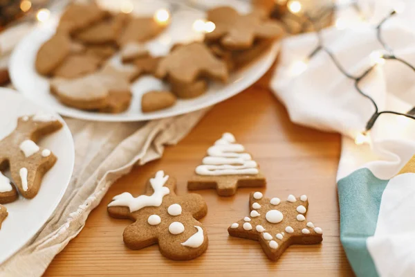 Gingerbread Cookies Icing Wooden Table Festive Lights Decorated Christmas Tree — Stock Photo, Image