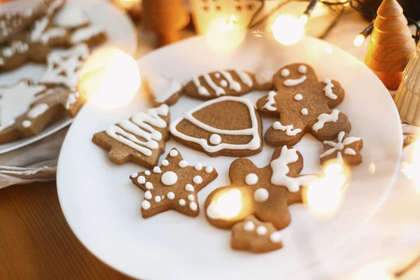 Árvore Natal Decorada Estrela Bolachas Rena Com Cobertura Açúcar Biscoitos — Fotografia de Stock