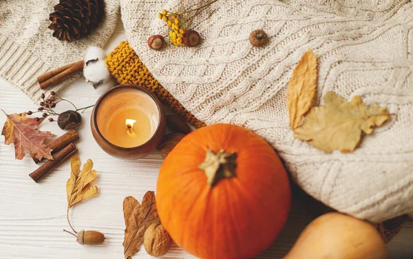 秋天平躺在地上采购产品蜡烛 舒适的针织毛衣 秋天的叶子 棉花在乡村的背景 感恩节快乐 秋天快乐 — 图库照片