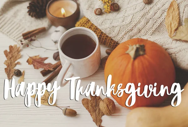 Glückwunschkarte Zum Thanksgiving Happy Thanksgiving Text Handgeschrieben Auf Warmen Tee — Stockfoto