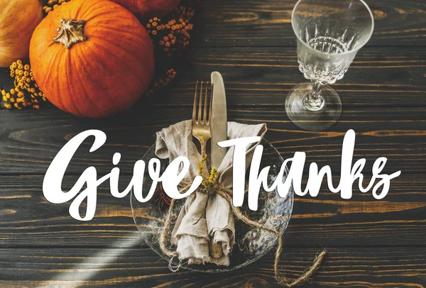 Δώστε Ευχαριστίες Κείμενο Χειρόγραφη Στις Ευχαριστίες Ρύθμιση Τραπέζι Πιάτο Λινό — Φωτογραφία Αρχείου