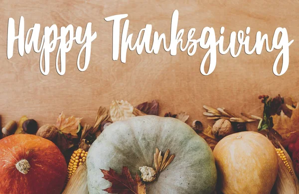 Happy Thanksgiving Textschild Auf Kürbissen Herbstblättern Nüssen Und Gewürzen Auf — Stockfoto