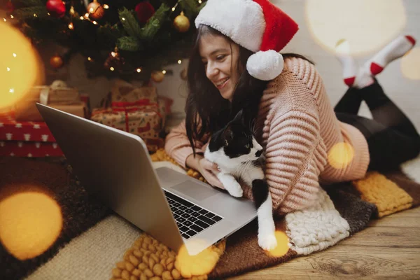 Tatiller Noel Baba Şapkalı Sevimli Kedisiyle Oturan Festival Odasındaki Işıklarda — Stok fotoğraf