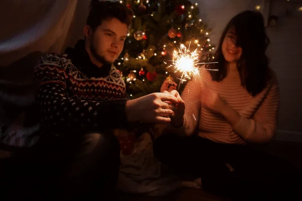 Elegante Pareja Feliz Celebración Bengalas Ardientes Fondo Del Árbol Navidad — Foto de Stock