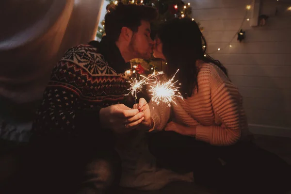 Elegante Pareja Feliz Celebración Bengalas Ardientes Fondo Del Árbol Navidad — Foto de Stock