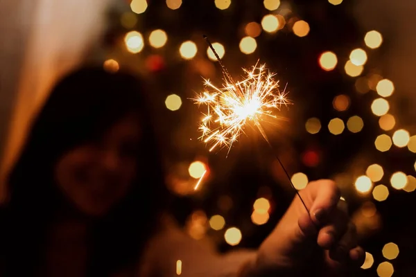 Joven Mujer Celebrando Año Nuevo Con Fuegos Artificiales Feliz Año — Foto de Stock