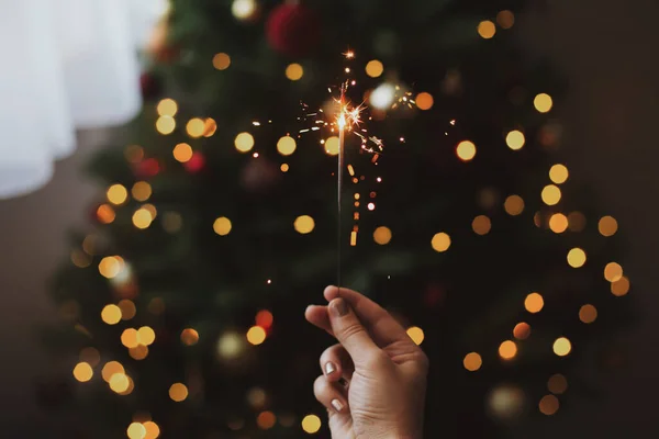 Brûlant Scintillant Main Féminine Sur Fond Arbre Noël Avec Des — Photo