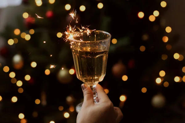 Fogos Artifício Taça Champanhe Mão Feminina Fundo Árvore Natal Com — Fotografia de Stock