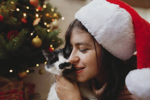 Vrolijke Jonge Vrouw Santa Hoed Knuffelen Schattige Kat Achtergrond Van — Stockfoto
