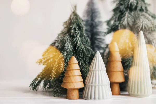 Cena Natal Floresta Inverno Miniatura Luzes Natal Pequena Cerâmica Madeira — Fotografia de Stock